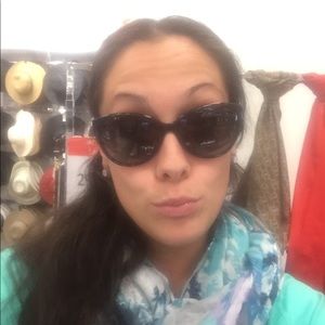 Meet your Posher, Laura